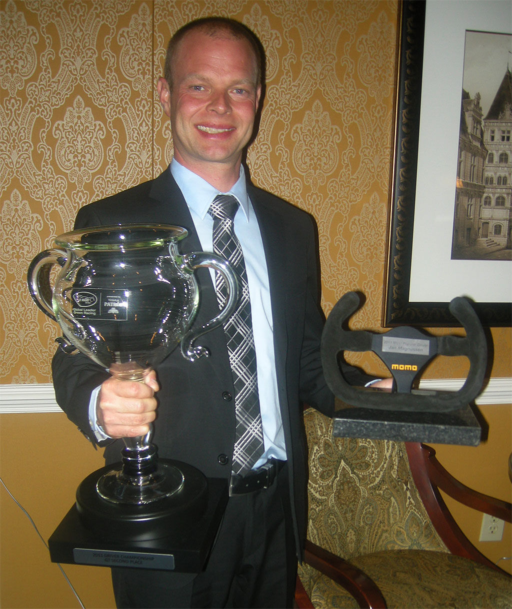 Jan Magnussen med sin pokal for andenpladsen i GT mesterskabet og trofæet som ”Most popular driver”
(Foto: Christina Bergdahl)